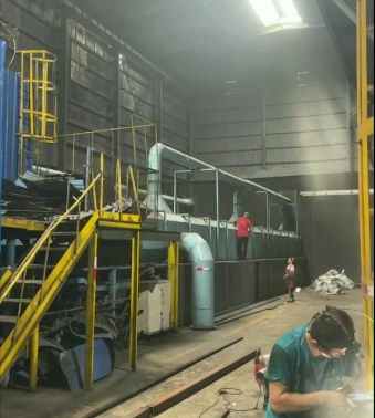 Junyue workshop employee